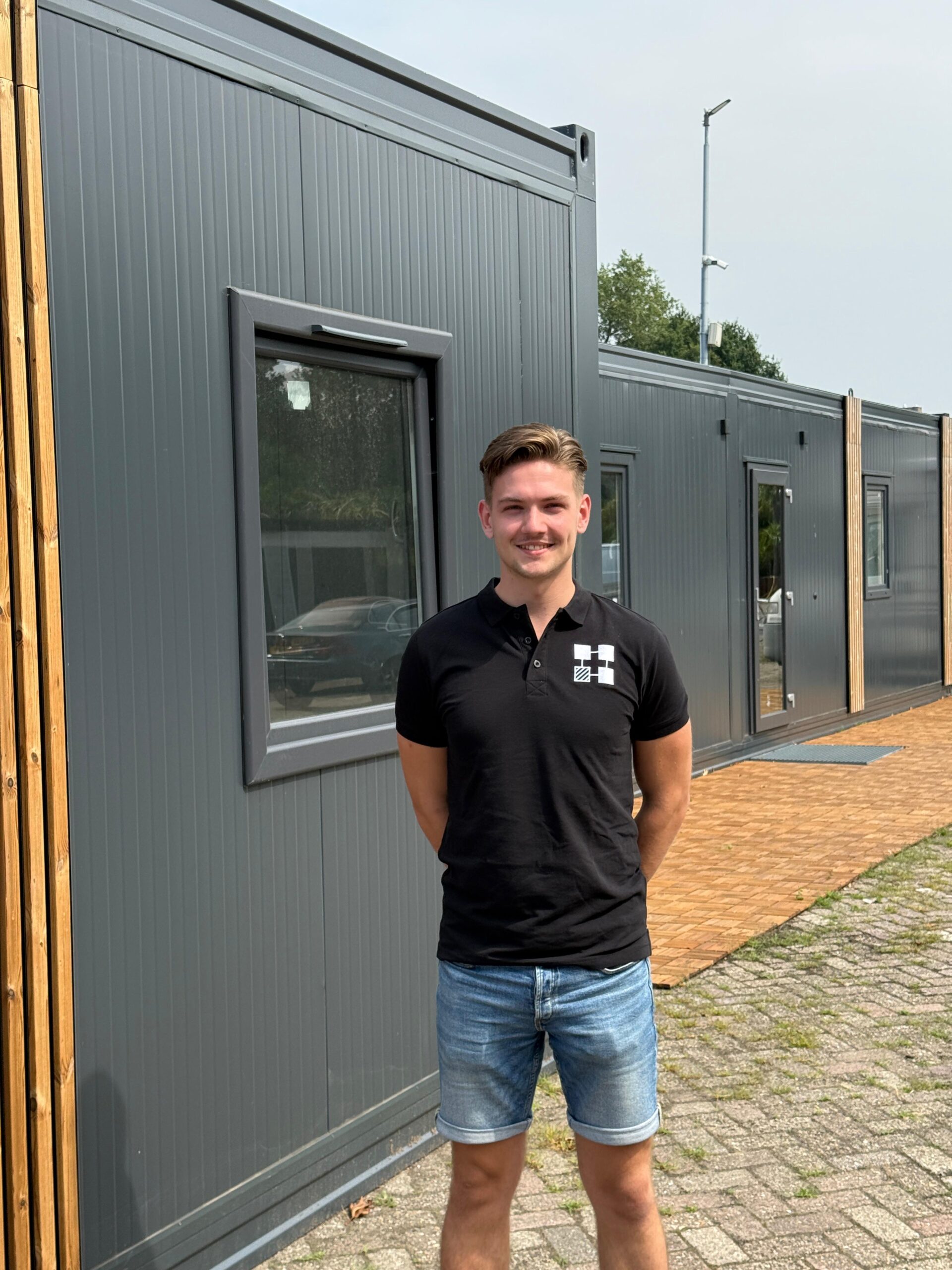 Modulaire woonunit van My Little House met houten accenten in de showroom