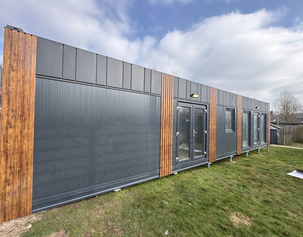 Kantoorunit van My Little House met houten accenten op locatie