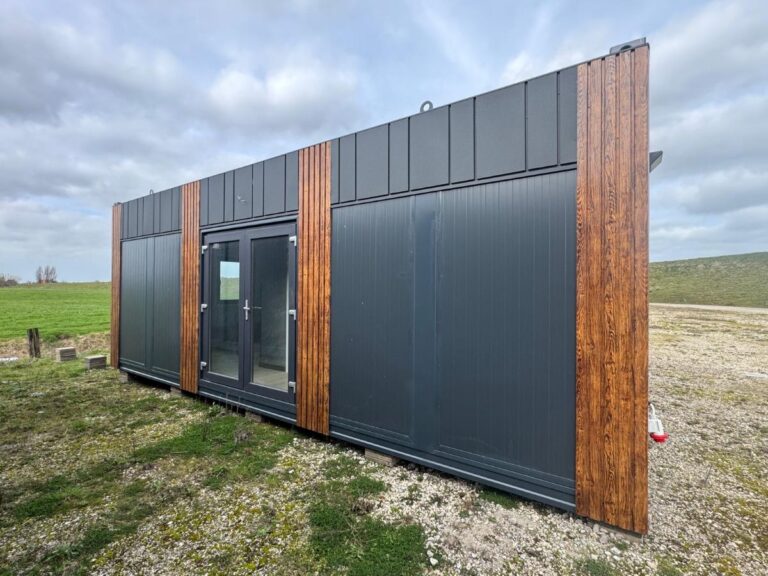 Woonunit naast een woning in verbouwing