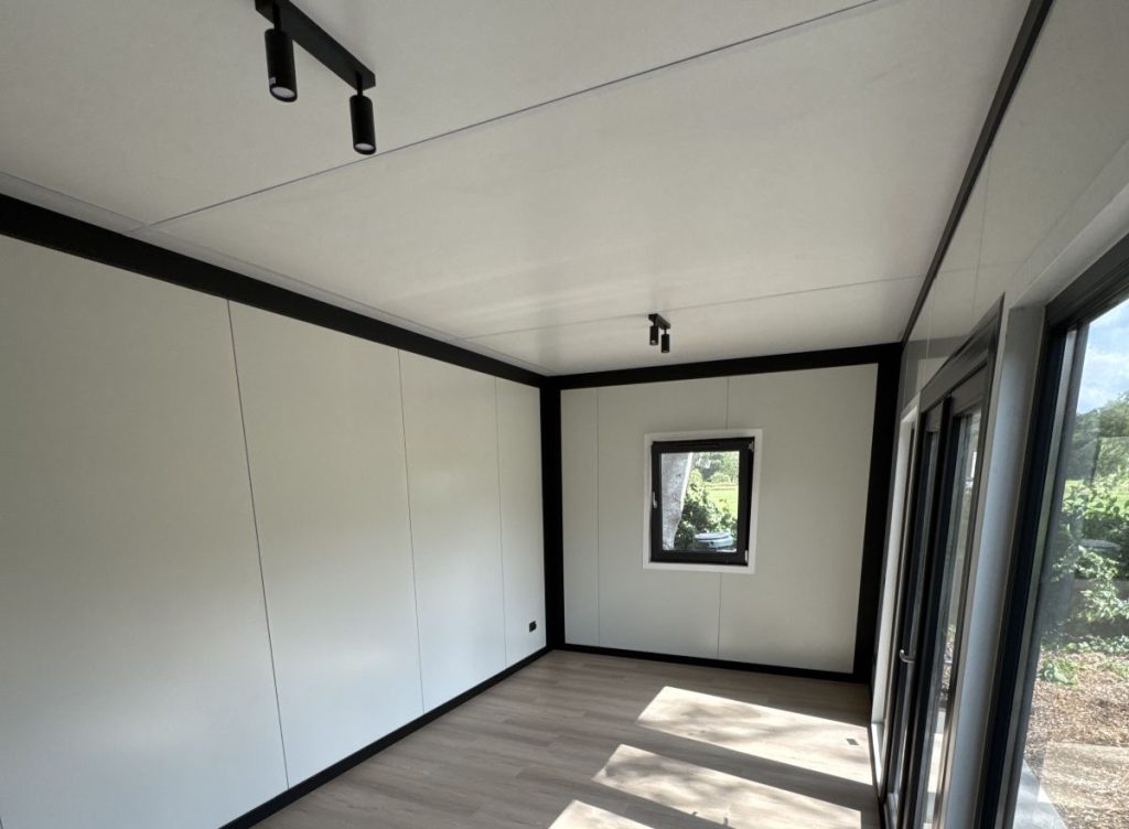Binnenkant tuinkantoor